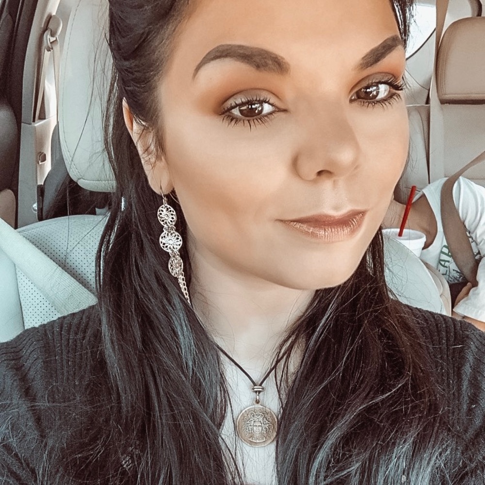 🌙 Meet your Posher, Liz